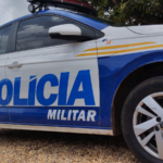 Duas pessoas ficam feridas após motociclista perder controle e bater em van que desembarcava passageiros
