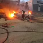 Carro em chamas é abandonado por motorista em frente a distribuidora de Cuiabá
