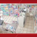 Câmera de segurança registra homem armado assaltando farmácia no bairro Nova República, em Santarém