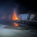 Incêndio em carretas após colisão bloqueia BR-290, em Santo Antônio da Patrulha