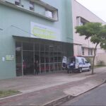 Homem é baleado dentro de carro de aplicativo por dupla que estava em moto