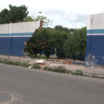 Carro perde controle e derruba parte de muro da Embasa em Feira de Santana