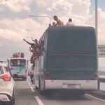 Torcedores do Flamengo atravessam Ponte Rio-Niterói em teto de ônibus