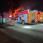 Incêndio de grandes proporções atinge comércio de sucatas em Várzea Paulista