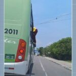Homem é flagrado entrando em ônibus pela janela com garrafa de cerveja em Manaus; VÍDEO