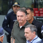 Briga e ameaças surgem em zap de condomínio de Bolsonaro após festa