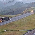 Carreta pega fogo após acidente e interdita rodovia Castello Branco em Mairinque
