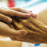 Filho é preso após abandonar pais idosos com Alzheimer em apartamento