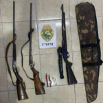 Mulher é agredida pelo marido, revela que é vítima de violência há anos e polícia encontra armas na casa do homem, no PR