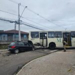 Motorista fura preferencial, bate em ônibus e passageira de carro morre no PR