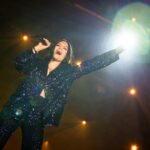 Jessie J faz show acústico com potência vocal no The Town, após se recuperar de câncer