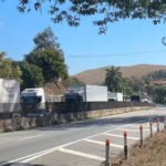 Caminhão-tanque carregado de combustível pega fogo na Dutra e bloqueia rodovia no trecho de Queluz