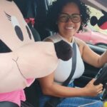 Motorista de app leva magia da Minnie e do Mickey para as ruas do litoral de SP