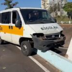 Van escolar com crianças perde controle e quase cai em córrego no interior de SP; VÍDEO