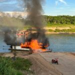 VÍDEO: Balsa que carregava combustíveis pega fogo em rio no interior do Acre; ninguém se feriu