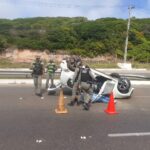 Motorista perde controle e carro capota na Via Costeira em Natal