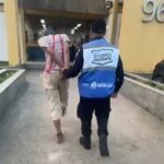 Jovem fantasiado de Chaves é detido com drogas em Miguel Pereira
